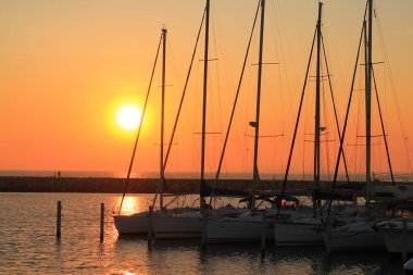 Herault 'da La Grande Motte marinasında gün batımı, Fransa' da Montpellier yakınlarındaki Languedoc sahilinin sahil beldesi ve eğlence merkezi.
