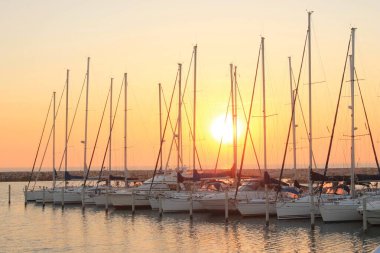 Herault 'da La Grande Motte marinasında gün batımı, Fransa' da Montpellier yakınlarındaki Languedoc sahilinin sahil beldesi ve eğlence merkezi.