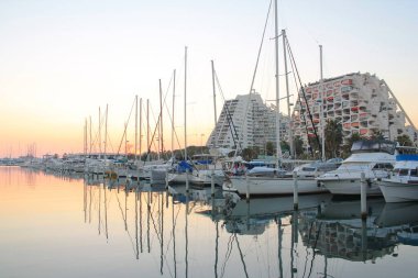 Herault 'daki La Grande Motte marinası, Fransa' da Montpellier yakınlarındaki Languedoc sahilinin sahil beldesi ve tatil merkezi.