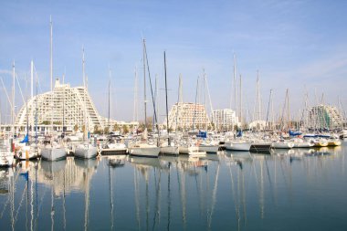 Herault 'daki La Grande Motte marinası, Fransa' da Montpellier yakınlarındaki Languedoc sahilinin sahil beldesi ve tatil merkezi.