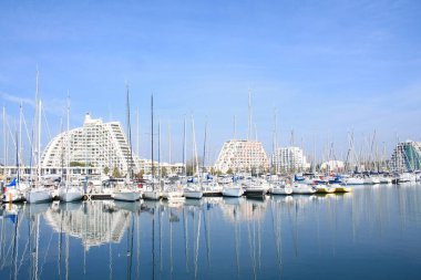 Herault 'daki La Grande Motte marinası, Fransa' da Montpellier yakınlarındaki Languedoc sahilinin sahil beldesi ve tatil merkezi.