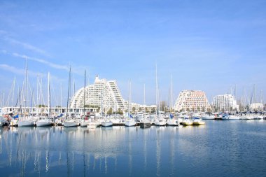 Herault 'daki La Grande Motte marinası, Fransa' da Montpellier yakınlarındaki Languedoc sahilinin sahil beldesi ve tatil merkezi.