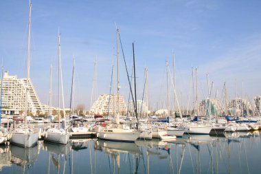 Herault 'daki La Grande Motte marinası, Fransa' da Montpellier yakınlarındaki Languedoc sahilinin sahil beldesi ve tatil merkezi.
