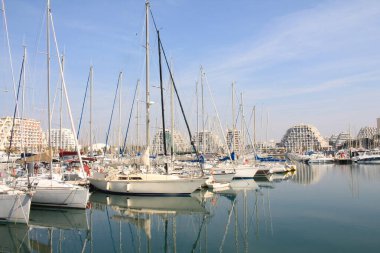 Herault 'daki La Grande Motte marinası, Fransa' da Montpellier yakınlarındaki Languedoc sahilinin sahil beldesi ve tatil merkezi.