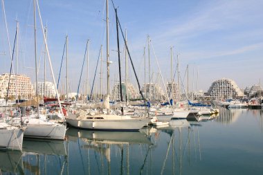 Herault 'daki La Grande Motte marinası, Fransa' da Montpellier yakınlarındaki Languedoc sahilinin sahil beldesi ve tatil merkezi.