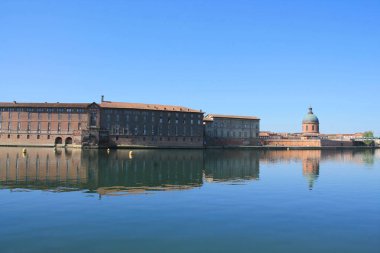 Güneybatı Fransa 'nın Haute-Garonne departmanının başkenti Toulouse şehrinin mimari tarzı.