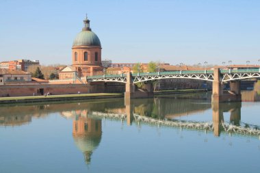 Saint Pierre köprüsü Toulouse 'daki Garonne nehri ve Hospital de La Grave' den geçer, Fransa 'nın önemli mimari ve sanatsal mirası Haute Garonne, Occitanie, Fransa