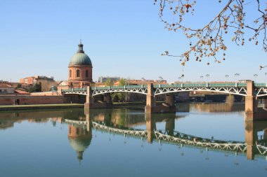 Saint Pierre köprüsü Toulouse 'daki Garonne nehri ve Hospital de La Grave' den geçer, Fransa 'nın önemli mimari ve sanatsal mirası Haute Garonne, Occitanie, Fransa