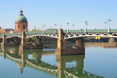 Saint Pierre köprüsü Toulouse 'daki Garonne nehri ve Hospital de La Grave' den geçer, Fransa 'nın önemli mimari ve sanatsal mirası Haute Garonne, Occitanie, Fransa