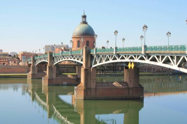 Saint Pierre köprüsü Toulouse 'daki Garonne nehri ve Hospital de La Grave' den geçer, Fransa 'nın önemli mimari ve sanatsal mirası Haute Garonne, Occitanie, Fransa