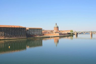 Saint Pierre köprüsü Toulouse 'daki Garonne nehri ve Hospital de La Grave' den geçer, Fransa 'nın önemli mimari ve sanatsal mirası Haute Garonne, Occitanie, Fransa