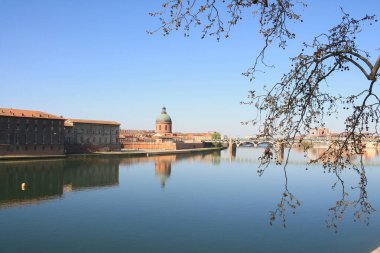 Saint Pierre köprüsü Toulouse 'daki Garonne nehri ve Hospital de La Grave' den geçer, Fransa 'nın önemli mimari ve sanatsal mirası Haute Garonne, Occitanie, Fransa