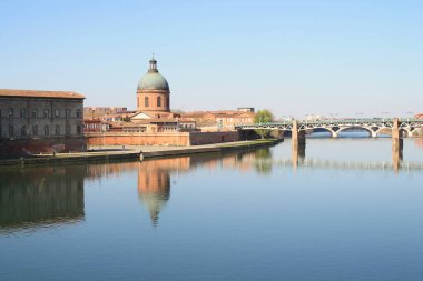 Saint Pierre köprüsü Toulouse 'daki Garonne nehri ve Hospital de La Grave' den geçer, Fransa 'nın önemli mimari ve sanatsal mirası Haute Garonne, Occitanie, Fransa