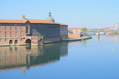 Saint Pierre köprüsü Toulouse 'daki Garonne nehri ve Hospital de La Grave' den geçer, Fransa 'nın önemli mimari ve sanatsal mirası Haute Garonne, Occitanie, Fransa