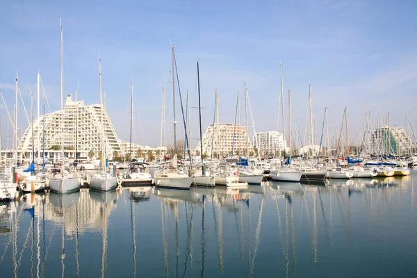 Herault 'daki La Grande Motte marinası, Fransa' da Montpellier yakınlarındaki Languedoc sahilinin sahil beldesi ve tatil merkezi.