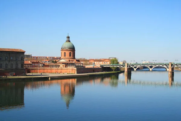 stock image The Saint Pierre bridge passes over the Garonne river and Hospital de La Grave in Toulouse, the French pink city and city of Art and History with an important architectural and artistic heritage Haute Garonne, Occitanie, France