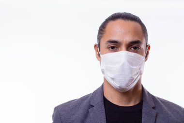 Tıbbi maskeli genç Latin iş adamlarına yakın çekim. Tıbbi maskeli Latince öğretmeni. Uzayı kopyala Covid-19 konsepti.