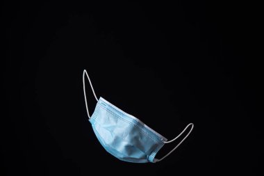 Tıbbi bir maskenin düşüşü. Salgının sonu. Coronavirus konsepti. Boşluğu kopyala