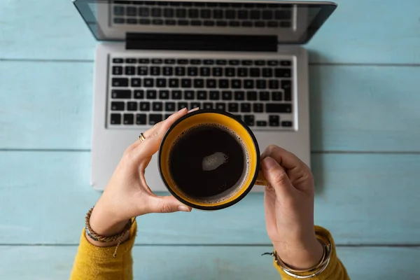 Tenir Une Tasse Café Sur Ordinateur Portable Concept Travail Domicile — Photo