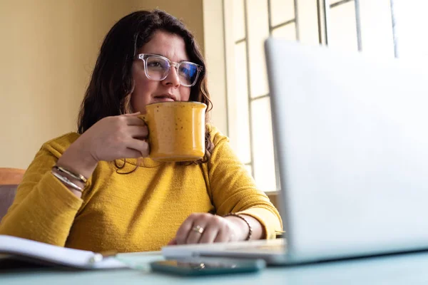 Ung Kvinna Videochatt Hemma — Stockfoto