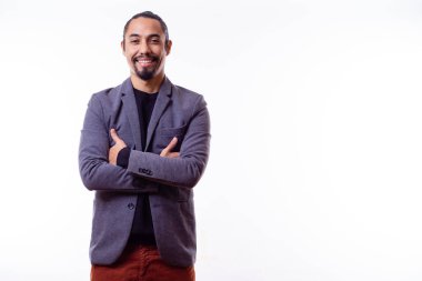 Beyaz bir arka planda kollarını kavuşturmuş rahat Latin iş adamı. Boşluğu kopyala