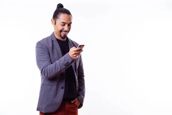 Latin iş adamı beyaz arka planda akıllı telefonunu kullanıyor. Boşluğu kopyala
