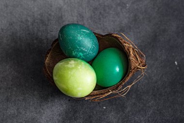 Hindistan cevizi kabuklu Paskalya yumurtaları. Gri arka planda yumurtalar. Kahve çekirdeği var.