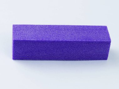 Manikür aletleri. Beyaz arkaplandaki tırnak dosyaları izole edildi. Yukarıdan manzara. Yeşil tırnak törpüsü. Mor tırnak dosyası.