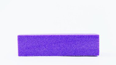 Manikür aletleri. Beyaz arkaplandaki tırnak dosyaları izole edildi. Yukarıdan manzara. Yeşil tırnak törpüsü. Mor tırnak dosyası.