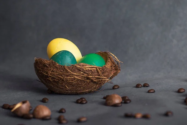 Påskägg Ett Kokosnötskal Ägg Grå Bakgrund Kaffebönor — Stockfoto