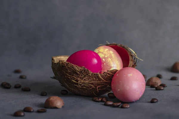 Påskägg Ett Kokosnötskal Ägg Grå Bakgrund Kaffebönor — Stockfoto