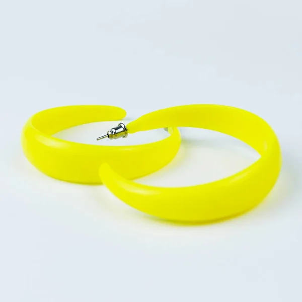 Boucles Oreilles Jaunes Plastique Beaux Bijoux Modernes Plastique Fait Main — Photo