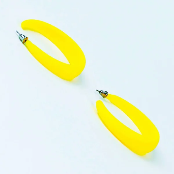 Gelbe Ohrringe Aus Kunststoff Schöner Moderner Schmuck Aus Handgefertigtem Kunststoff — Stockfoto