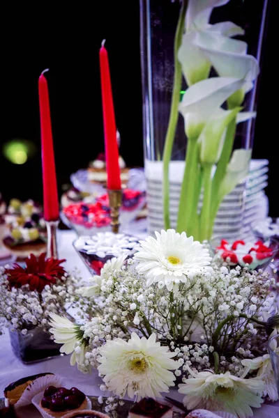 Rode Kaarsen Een Metalen Kandelaar Rode Witte Bloemen Bruidsdecor Dienend — Stockfoto