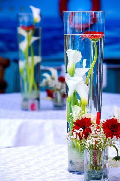 Rode Witte Bloemen Glazen Grote Flacon Vazen Bruiloft Decor Serveren — Stockfoto