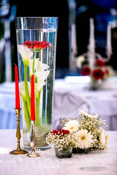 Vörös Fehér Virágok Gyertyák Esküvői Dekoráció Egy Különleges Eseményre Szabadtéren — Stock Fotó