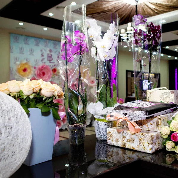 Orchideeën Rozen Geschenken Liggen Tafel Feestzaal — Stockfoto