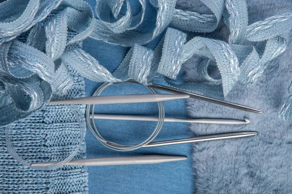 Kötés Kötőtű Horgolótű Kék Bundán Textilalapon — Stock Fotó