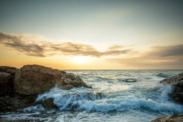 Tropicale Tramonto Colorato Presso Spiaggia Pietre Estate — Foto Stock