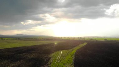 Günbatımı alan üzücü traktör yukarıda havadan görünümü.