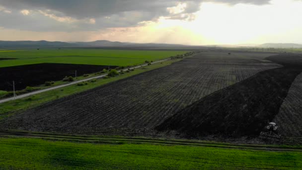 Vista Aérea Pôr Sol Sobre Tractor Que Agita Campo — Vídeo de Stock