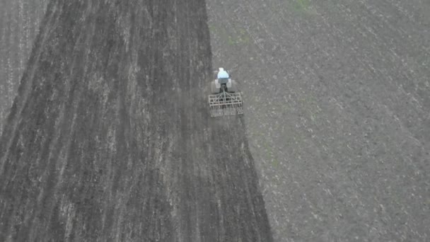 Luchtfoto Van Zonsondergang Boven Trekker Schrijnend Het Veld — Stockvideo