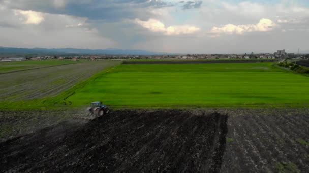 Вид Воздуха Закат Над Трактором Бороздящий Поле — стоковое видео