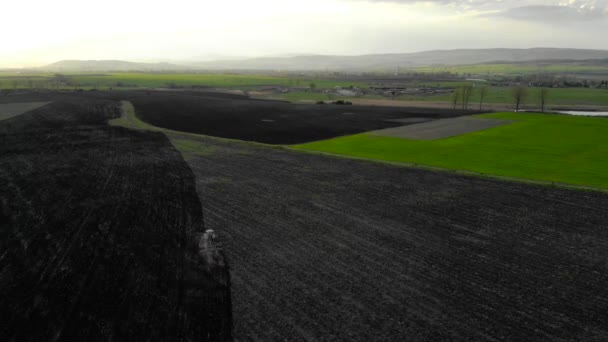 Vista Aérea Pôr Sol Sobre Tractor Que Agita Campo — Vídeo de Stock