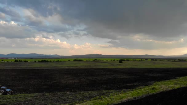 Vista Aérea Puesta Sol Por Encima Del Tractor Que Desgarra — Vídeo de stock