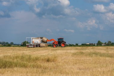 Hay Bale ile çalışan traktör.