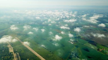 Manzara uçaktan aşağıya bakar gökyüzüne ve bulutlara bakar..