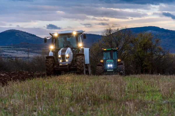 Agricultor Tractor Preparando Tierra Con Cultivador Semillero —  Fotos de Stock