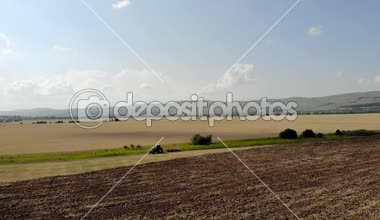 Günbatımı alan üzücü traktör yukarıda havadan görünümü.