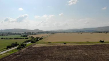 Günbatımı alan üzücü traktör yukarıda havadan görünümü.